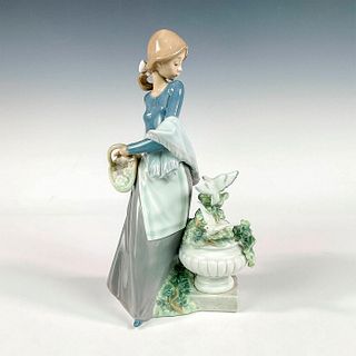 In The Garden 1005416 - Lladro Porcelain Figurine