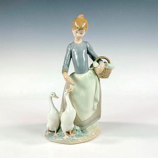 On The Farm 1001306 - Lladro Porcelain Figurine