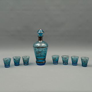 SET DE LICORERA SIGLO XX Elaborados en cristal  En color azul Detalles en esmalte plateado Consta de licorera y 7 vasitos...