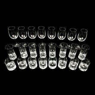 SERVICIO DE COPAS SIGLO XX Elaborados en cristal transparente Diseños orgánicos y lisos Consta de 8 vasos high ball, 8 vasos...