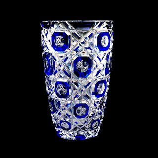 FLORERO CHECOSLOVAQUIA SIGLO XX Elaborado en cristal de Bohemia en color azul Decoración facetada 30 cm altura Detalles...