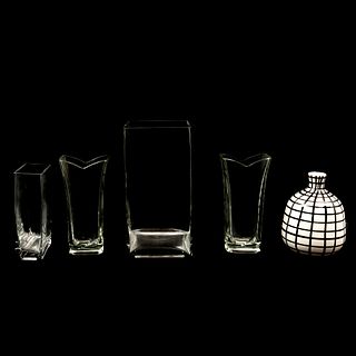 LOTE DE ARTÍCULOS DECORATIVOS SIGLO XX Elaborados en vidrio y cerámica Diseños lisos Decoración geométrica Consta de 4 flo...
