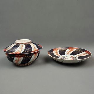 TAZON CON TAPA CHINA SIGLO XX Elaborado en porcelana Tipo Imari Decoración floral en tonos azules y rojos Detalles de c...