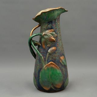 JARRA AUSTRIA SIGLO XX Elaborada en porcelana policromada Sellado Amphora Estilo Art Nouveau Decoración floral en tonos...