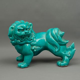 PERRO FO CHINA  SIGLO XX Elaborado en cerámica  Acabado vidriado  En color azul Sellado inferior "J" 20 cm altura De...