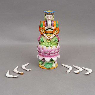 AVALOKITESVARA  HONG KONG  SIGLO XX Elaborada en porcelana policromada Acabado brillante 27 cm altura Detalles de conser...