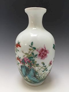 A BEAUTIFUL CHINESE ANTIQUE FAMILL ROSE PORCELAIN VASE SEAL MARK OF QIANLONG,19C.