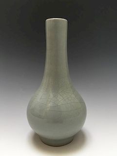 A CHINESE ANTIQUE GUANYAO VASE