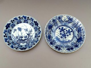 A PAIR OF CHINESE ANTIQUE BLUE AND WHITE DISHES, 18TH CENTURY