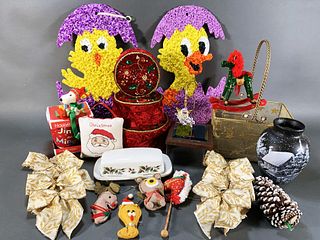 LOT OF CHRISTMAS AND EASTER DECORATIONS