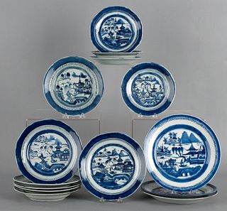 Fourteen Chinese export porcelain Canton plates an