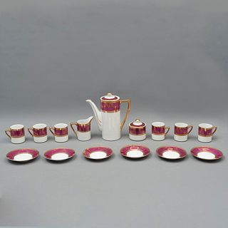 JUEGO DE TÉ JAPÓN  SIGLO XX Elaborado en porcelana Sellado Saji Decoración con cenefa guinda y esmalte dorado Consta de...
