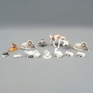 LOTE DE ANIMALES SIGLO XX Elaborados en porcelana policromada Diferentes sellos Acabado brillante 10 cm altura Detalles...