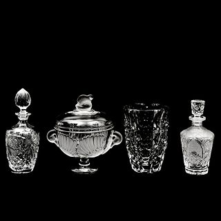 LOTE DE ARTÍCULOS DE MESA SIGLO XX Elaboradas en cristal transparente Uno tipo Lalique y otro firmado St Louis Decoración fa...