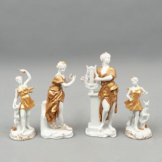 MUSAS ITALIA SIGLO XX Elaboradas en porcelana blanca Selladas Capodimonte Decoradas con esmalte dorado 20 cm altura mayo...