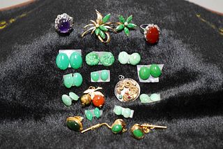 A GROUP OF 28 JADITE AND GEM STONE PIECES