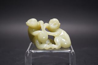 A CHINESE JADE MONKEY CARVING ORNAMENT