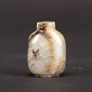 A CHINESE JADE SNUFF BOTTLE 