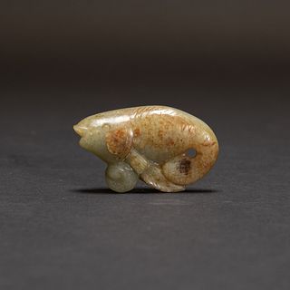 A CHINESE CARVED JADE FISH ORNAMENT 