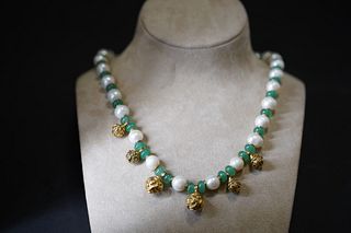 A CHINESE PEARL NECKLACE WITH GOLD GYDRANGEA ATTACHED