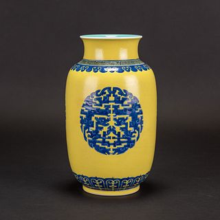 A CHINESE YELLOW GROUND BLUE AND WHITE 'DRAON' PORCELAIN VASE, 'QIANLONG MARK'
