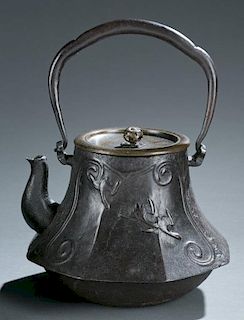 Japanese iron teapot, signed TatsufumiDo.