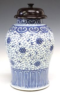 CHINESE BLUE & WHITE PORCELAIN LIDDED TEMPLE JAR