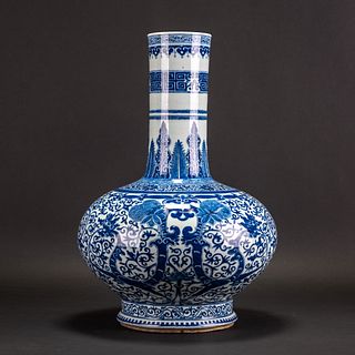 A CHINESE BLUE AND WHITE 'LOTUS' LONG NECK PORCELAIN VASE.