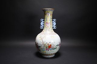 A CHINESE FAMILLE ROSE 'KIDS AND BAT' DOUBLE EAR PORCELAIN VASE WITH 'LIN ZHI CHENG XIANG' MARK