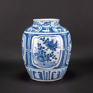 A CHINESE BLUE AND WHITE PORCELAIN 'FLOWER' JAR