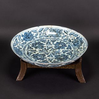 A CHINESE BLUE AND WHITE PORCELAIN 'FLOWER' CHARGER WITH STAND