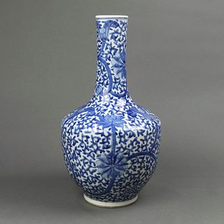 A CHINESE BLUE AND WHITE 'LOTUS' VASE, QING DYNASTY 