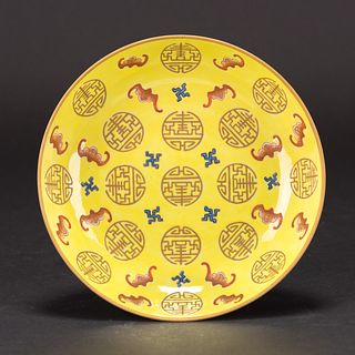 A CHINESE YELLOW GROUND FAMILLE ROSE 'SHOU' PLATE, GUANG XU DYNASTY  