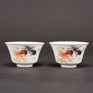 A PAIR OF FAMILLE ROSE 'GOLDEN FISH' CUPS, REPUBLIC PERIOD 