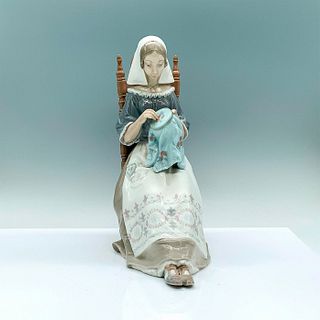 Embroiderer 1004865 - Lladro Porcelain Figurine
