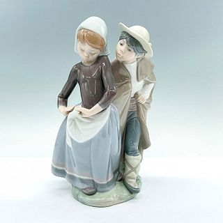 Little Couple Kissing 1001188 - Lladro Porcelain Figurine