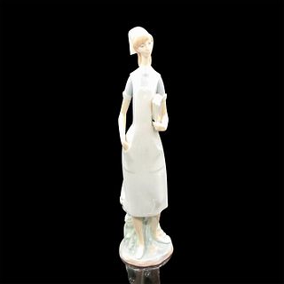 Nurse 1004603.3 - Lladro Porcelain Figurine