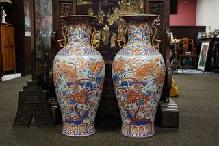 A PAIR OF CHINESE IRON RED AND BLUE AND WHITE PHOENIX FLOWER VASE, 19TH CENTRY