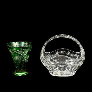 FLORERO Y CANASTA CHECOSLOVAQUIA SIGLO XX Elaborados en cristal tipo bohemia En color transparente y verde  28 cm altura<R...