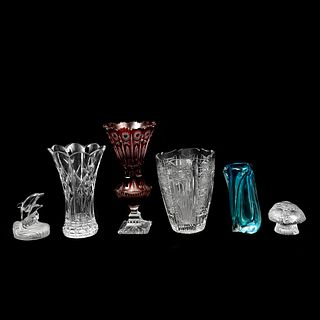 LOTE DE ARTÍCULOS DECORATIVOS SIGLO XX Elaborados en cristal transparente y de colores Diseños orgánicos y decoración facetada...