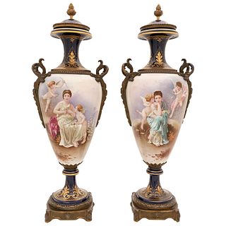 PAR DE TIBORES. FRANCIA, CA. 1900. Elaborados en porcelana SÈVRES color azul cobalto y bronce dorado. Decorado con escena.