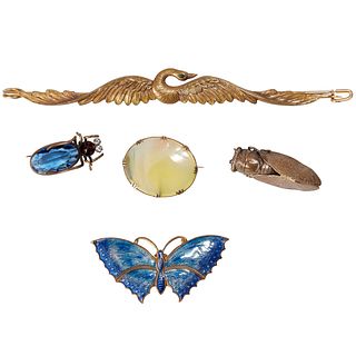 A COLLECTION OF FIVE BROOCHES