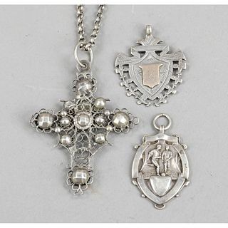 Three pendants with chain, amo