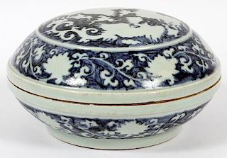 CHINESE BLUE AND WHITE PORCELAIN COVERED ROUND BOWL