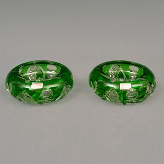 PAR DE CENICEROS CHECOSLOVAQUIA SIGLO XX Elaborados en cristal de bohemia En color verde Decoración facetada