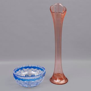 FLORERO Y CENTRO SIGLO XX Elaborados en vidrio y cristal tipo bohemia Diseños orgánicos y decoración facetada Piezas 2