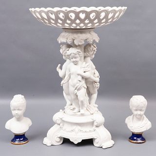FRUTERO Y PAR DE BUSTOS JAPÓN SIGLO XX Elaborados en porcelana blanca tipo Biscuit y Limoges Decoración en color azul cobalt...