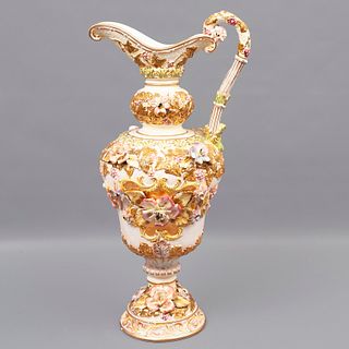 JARRA ITALIA SIGLO XX Elaborada en cerámica policromada Decoración floral en relieve Firmado inferior 51 cm alto Detal...