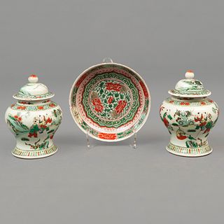 PAR DE TIBORES Y PLATON CHINA SIGLO XX Elaborados en porcelana Wucai Decoración floral Detalles de conservación, lascadura...