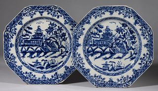 ENGLISH PEARLWARE BLUE HAND-PAINTED CHINOISERIE MOTIF PAIR OF PLATES